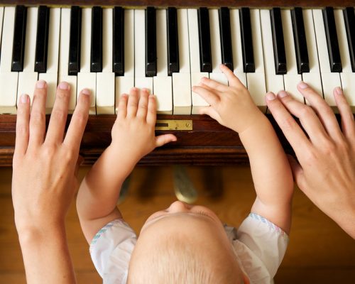 Cours de piano à domicile jeune enfant 5 ans